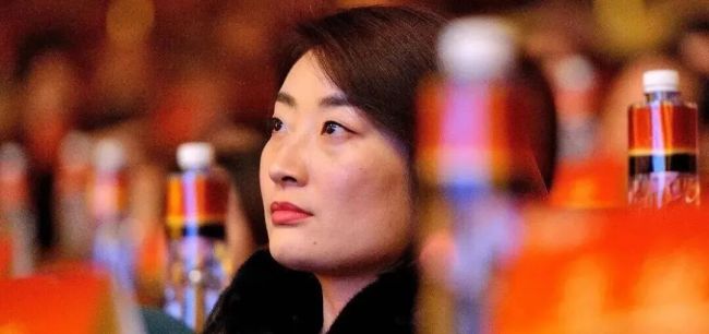 重掌宏胜集团11天,宗馥莉开启雷霆“爆改”!