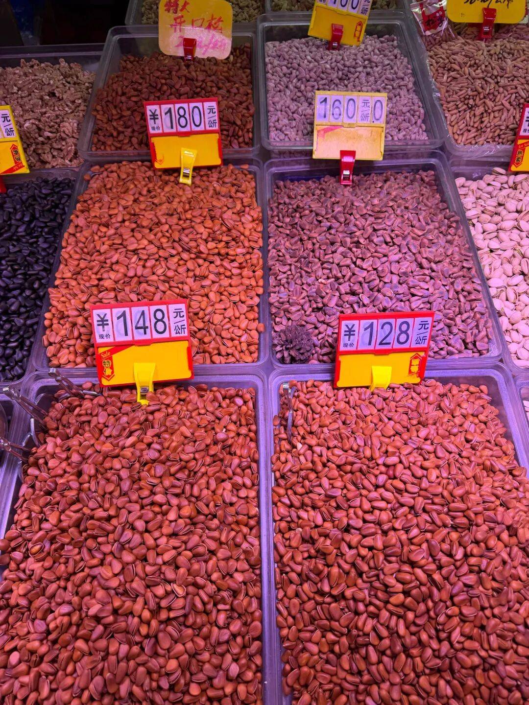 开心果涨价巴西松子降价！昆明年货市场坚果炒货“几家欢喜几家愁” 