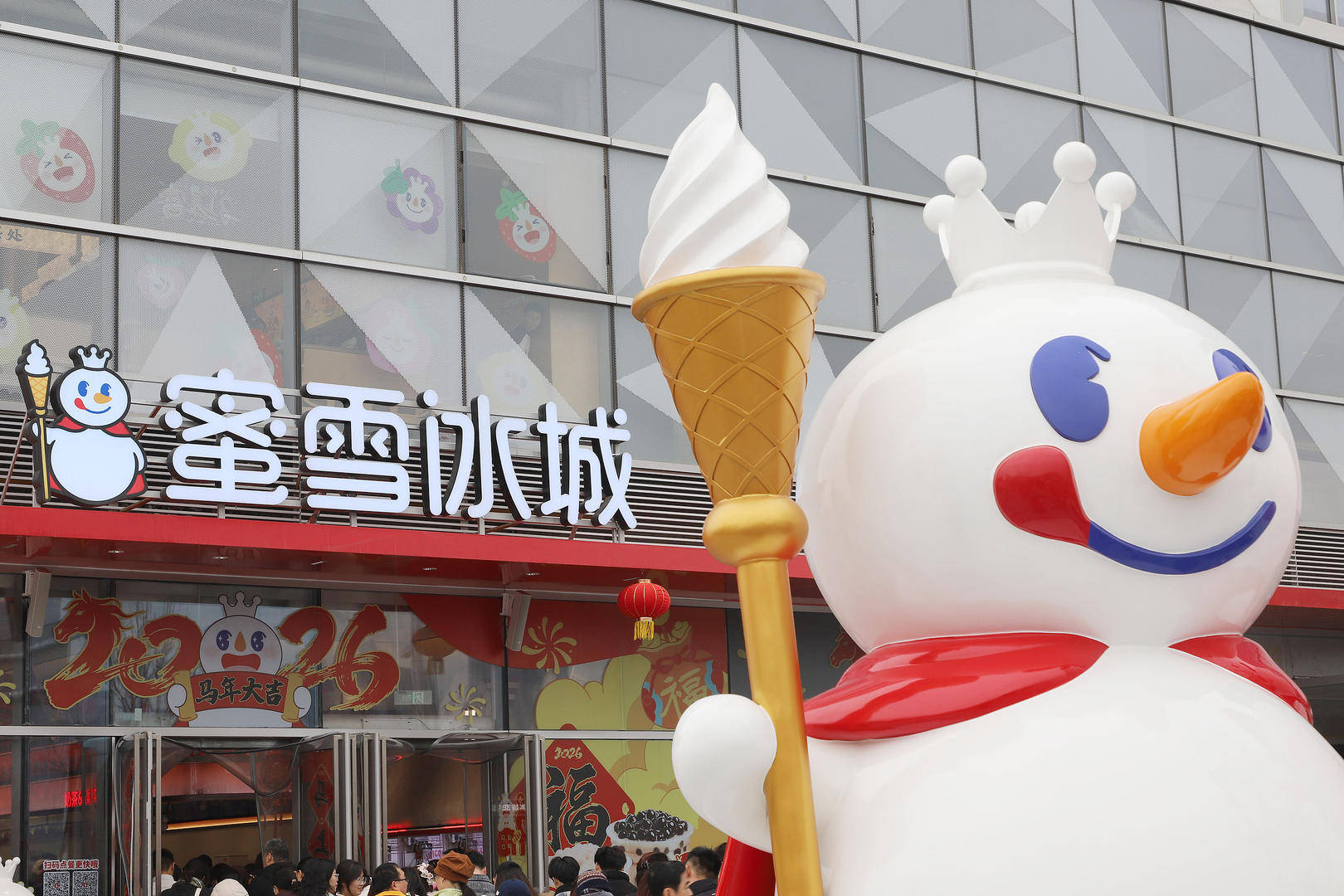 蜜雪冰城要建“雪王室内乐园”，此前月薪最高2.4万招聘乐园相关岗位 