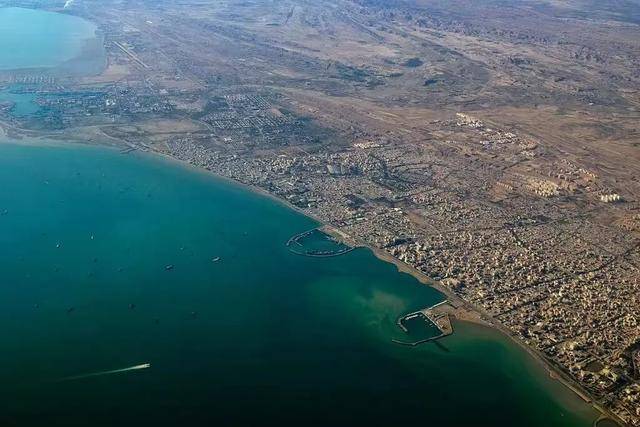 霍尔木兹海峡“复工”，全球能源通道艰难重启