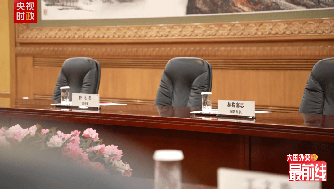 参加中美元首会谈的美方代表有哪些？国务卿鲁比奥、防长赫格塞思、财长贝森特等！黄仁勋抵华前换下标志性皮衣，穿西装打领带 