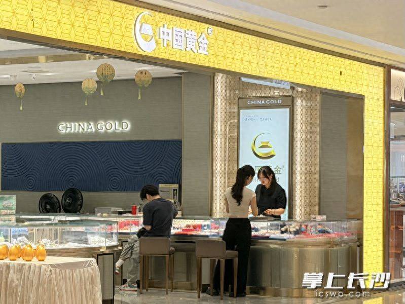 国际金价“高台跳水”，金饰价格较年初下降近400元 