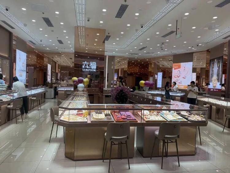 金价冲破千元关口，记者实地走访：首饰消费刚需坚挺、高位投资者盼解套，轻量化定投成新趋势 