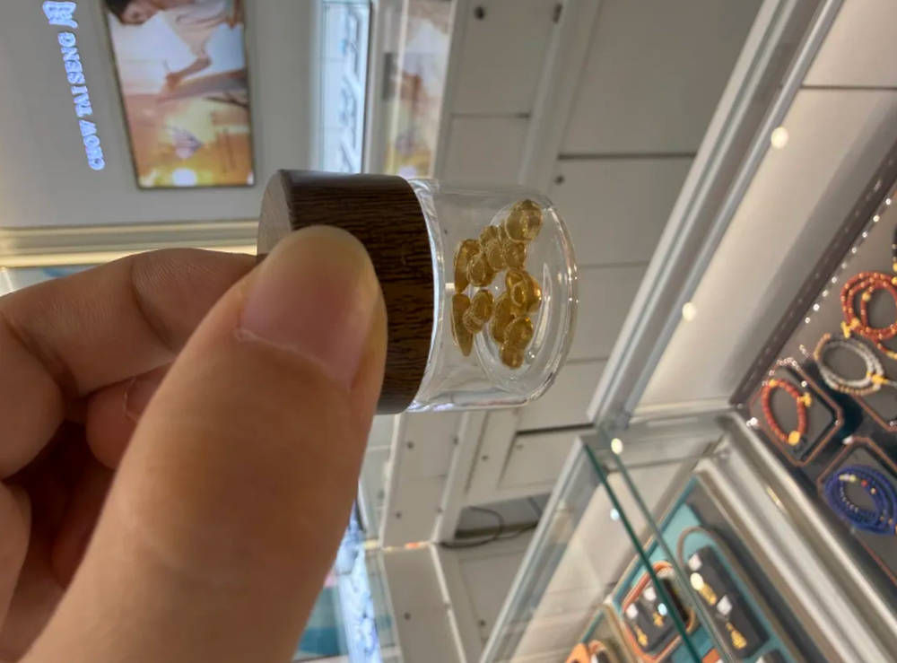 金价“跳水”！济南有门店：“一夜之间降了35元！和上个月比一件饰品便宜8200元” 